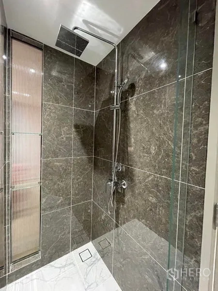 คอนโด ให้เช่าในKhlong Toei, Bangkok - ตู้ shower กระจก กรุหินสีเข้ม พร้อมฝักบัวเรนชาวเวอร์
