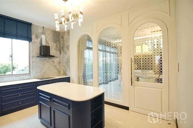 บ้าน ขายในLat Krabang, Bangkok - ครัวไอส์แลนด์ติดผนังกระจกโค้ง เชื่อมต่อห้องอาหาร