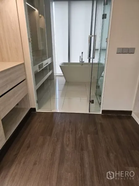 คอนโด ให้เช่าในWatthana, Bangkok - ห้องน้ำสมัยใหม่ ประตูกระจก โต๊ะอ่างล้างหน้า และอ่างลอยตัวข้างหน้าต่างสูง