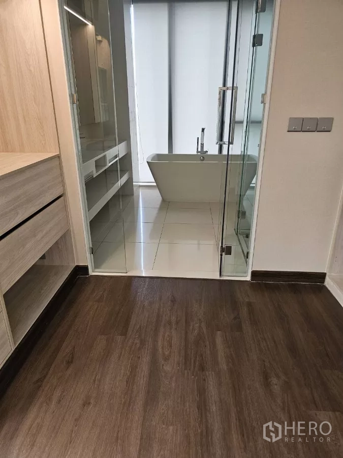 คอนโด ให้เช่าในWatthana, Bangkok - ห้องน้ำสมัยใหม่ ประตูกระจก โต๊ะอ่างล้างหน้า และอ่างลอยตัวข้างหน้าต่างสูง