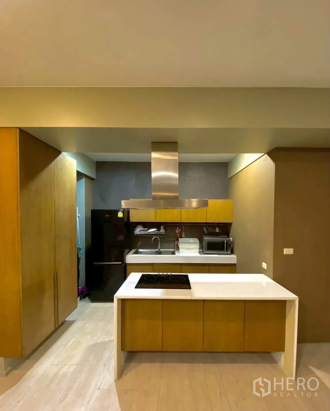 公寓 for rent in Khlong Toei, Bangkok - 现代厨房设中岛电炉、抽油烟机与内置橱柜。