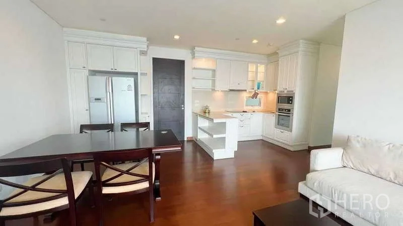 คอนโด ให้เช่าในWatthana, Bangkok - โซนทานอาหารติดครัวบิวท์อินสีขาว มีไอส์แลนด์และตู้เย็นสองประตู