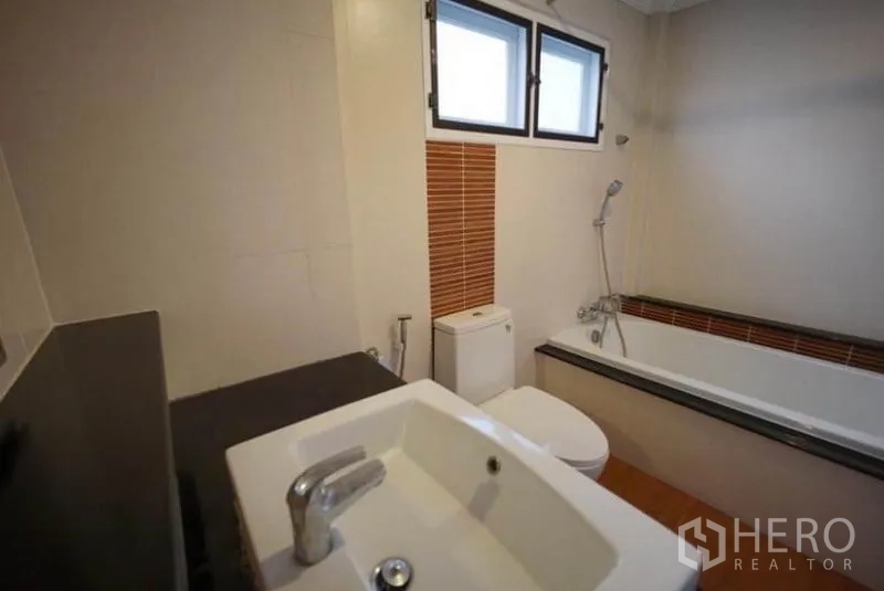 独立式住宅 出租在Bang Phli, Samut Prakan - 主浴室带浴缸、手持花洒与两扇窗。