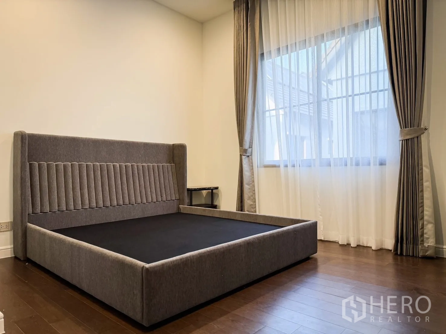 บ้านเดี่ยว for rent in Bang Khen, Bangkok - ห้องนอนพร้อมเตียงบุนวมแบบแพลตฟอร์ม พื้นไม้ และผ้าม่านยาวเต็มความสูง.