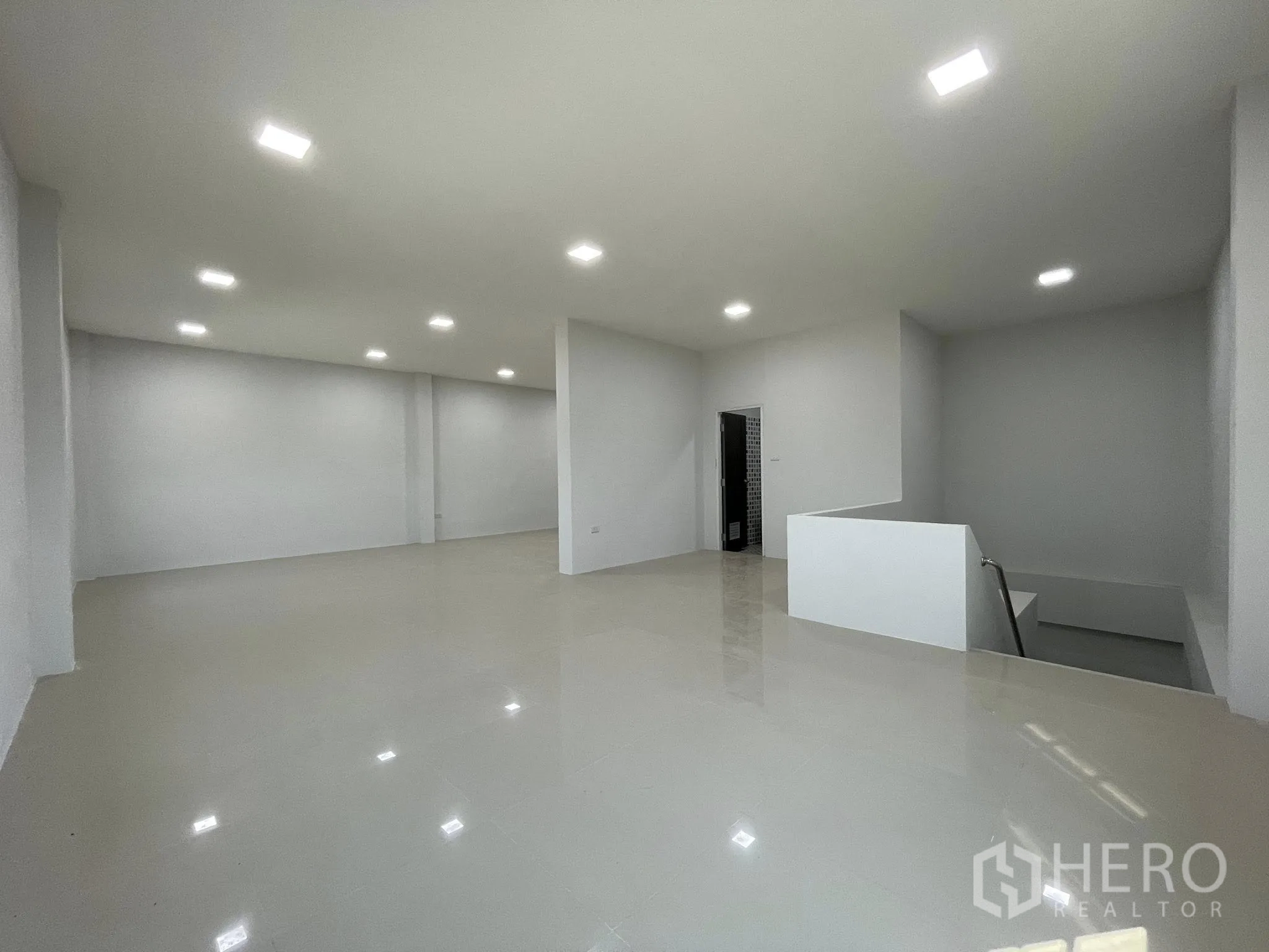 Factory for rent or sale in Bang Phli, Samut Prakan - Large upstairs workspace with tiled flooring and ceiling lights.