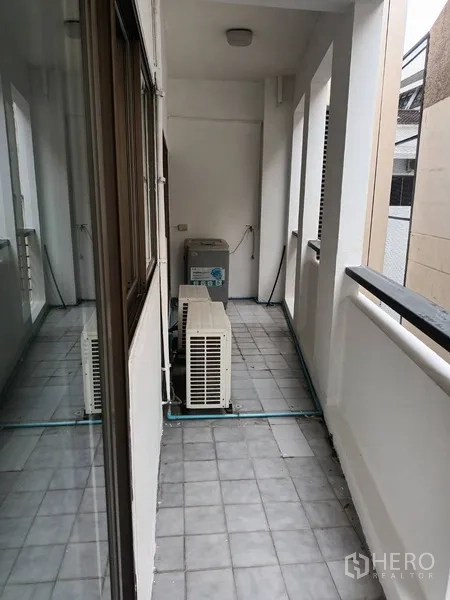 คอนโด ให้เช่าในDin Daeng, Bangkok - ระเบียงซักล้างปูกระเบื้อง พร้อมคอมเพรสเซอร์แอร์