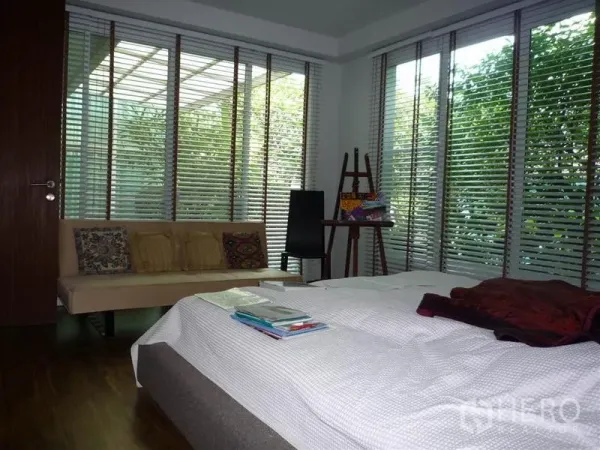 บ้าน ให้เช่าในKhan Na Yao, Bangkok - ห้องนอนมุมกระจก รายล้อมด้วยหน้าต่างบานใหญ่ ม่านปรับแสง และโซฟา