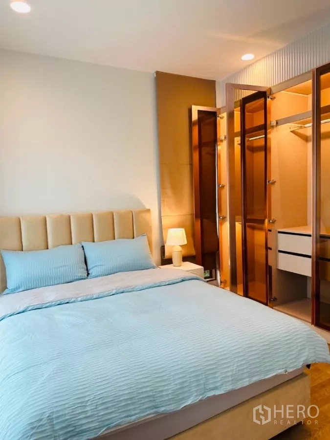 บ้าน ให้เช่าหรือขายในBang Kapi, Bangkok - ห้องนอนอบอุ่น หัวเตียงบุนวม เชื่อมวอล์กอินโคลเซ็ตประตูกระจก