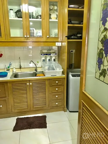 คอนโด ให้เช่าในWatthana, Bangkok - ครัวรองพร้อมอ่างล้างจาน ตู้เก็บของด้านบน ผนังกระเบื้อง และพื้นที่วางเครื่องซักผ้า