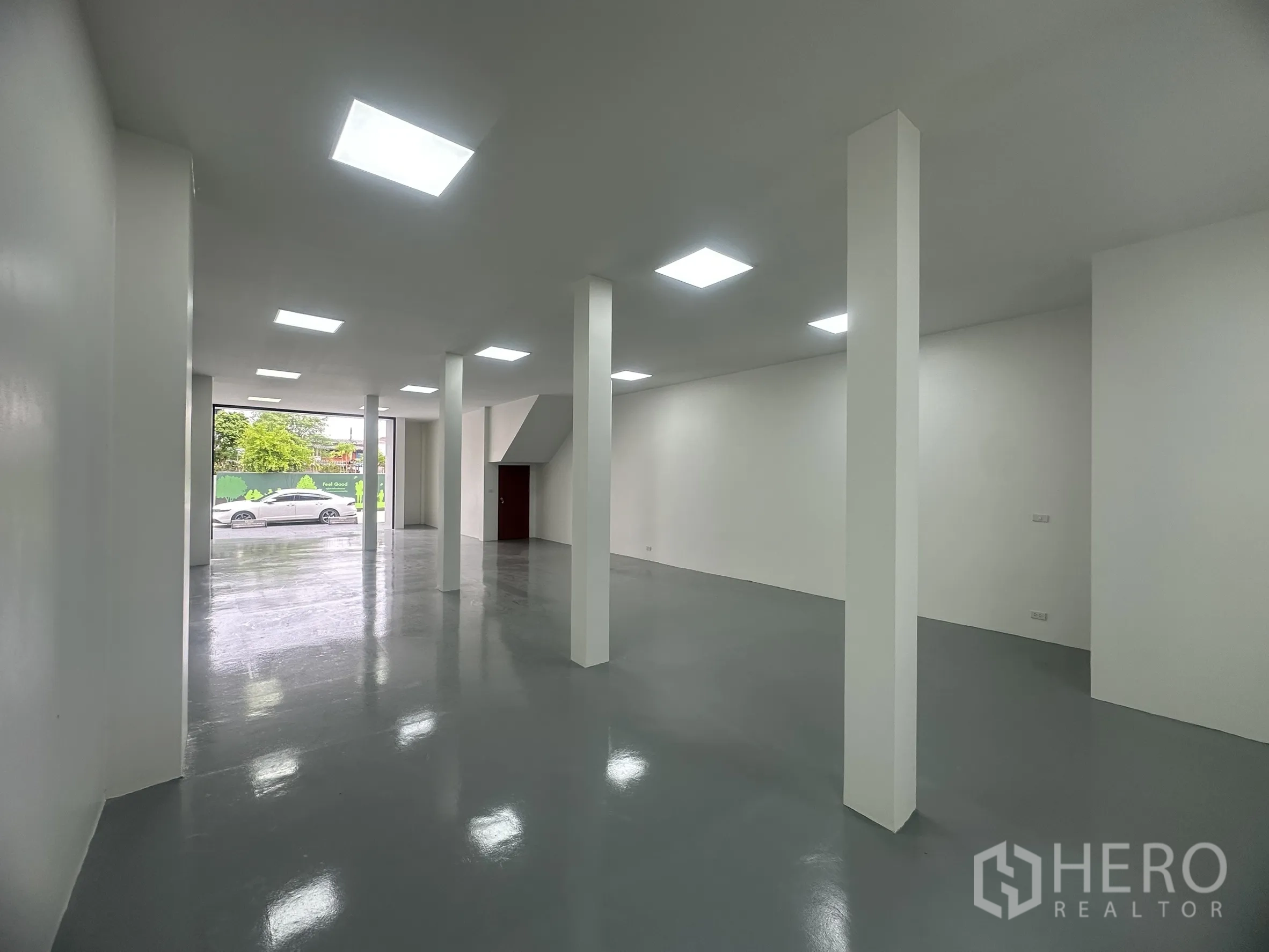 货栈 出售在Khlong Luang, Pathum Thani - 开放式仓储区，成排立柱，临街大型卷闸门便于装卸。