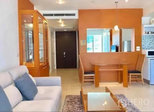 คอนโด ให้เช่าหรือขายในRatchathewi, Bangkok - มุมรับแขกและรับประทานอาหารแบบเปิดโล่ง มีโซฟา ตู้โชว์กระจก และโคมไฟห้อย