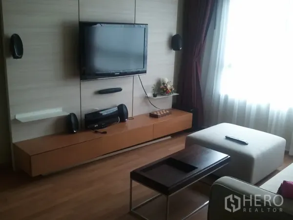 คอนโด ให้เช่าในKhlong San, Bangkok - ผนังสื่อบันเทิงติดทีวี ตู้ลอย ลำโพง และสตูลวางเท้าใกล้หน้าต่าง