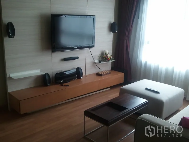 คอนโด ให้เช่าในKhlong San, Bangkok - ผนังสื่อบันเทิงติดทีวี ตู้ลอย ลำโพง และสตูลวางเท้าใกล้หน้าต่าง