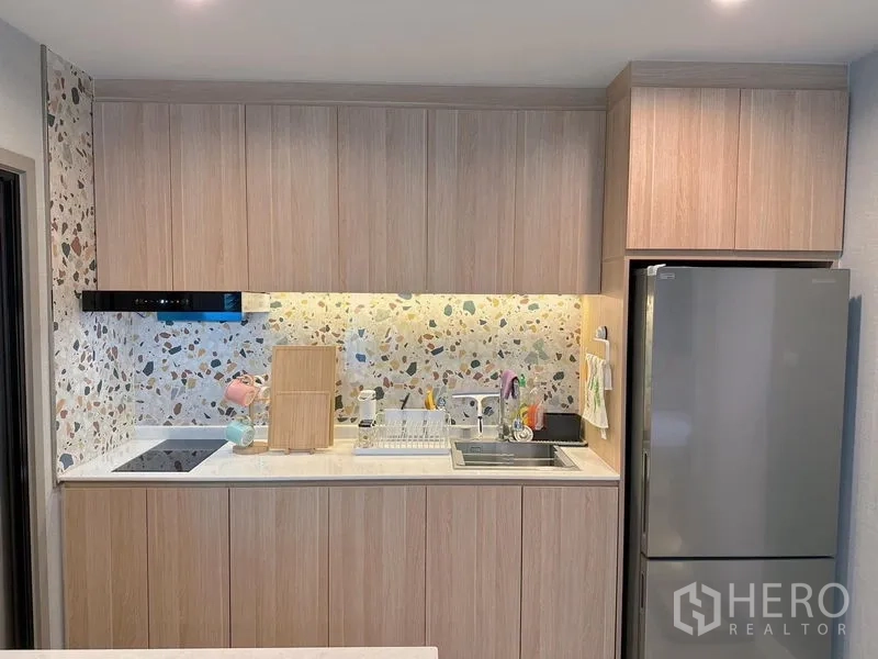 独立式住宅 出售 - 紧凑厨房特写：电磁炉、水槽、水磨石背板与高柜冰箱