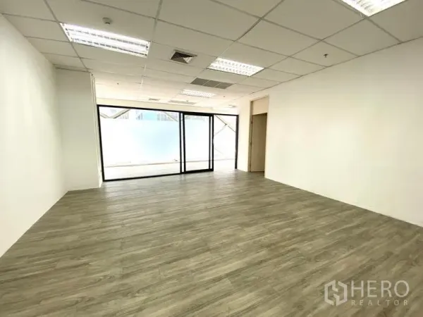 สำนักงาน ให้เช่าในWatthana, Bangkok - ห้องสำนักงานกว้าง ไฟ LED ช่องลมแอร์ และประตูกระจกบานใหญ่เชื่อมพื้นที่ประชุม.