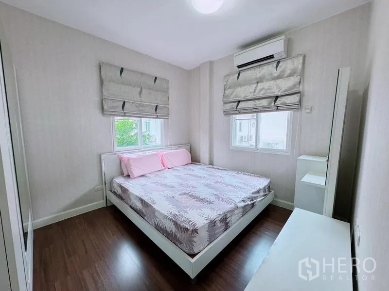 Detached House for rent in Prawet, Bangkok - Cozy second bedroom with double bed, blinds, and air conditioner.