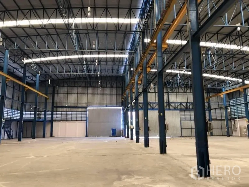 工厂 出租或出售在Bang Sao Thong, Samut Prakan - 深进深仓储区，钢结构、天窗采光，大型卷门可供卡车进出。