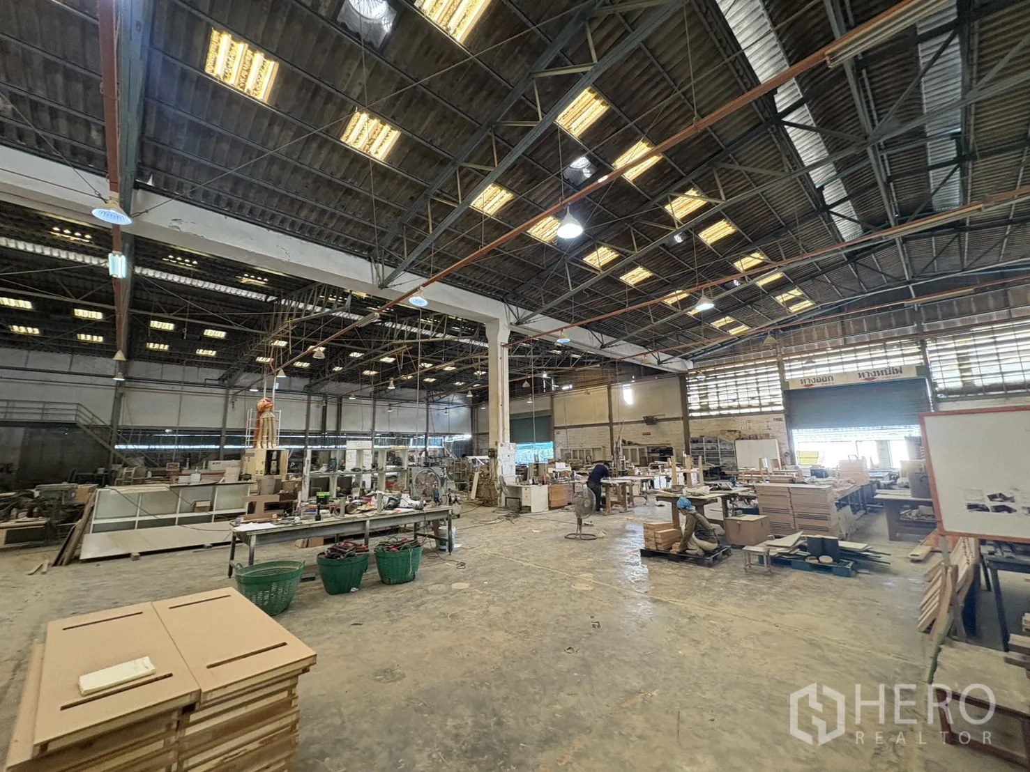 Factory for sale in Khlong Toei, Bangkok - Large workshop floor with equipment and overhead lights