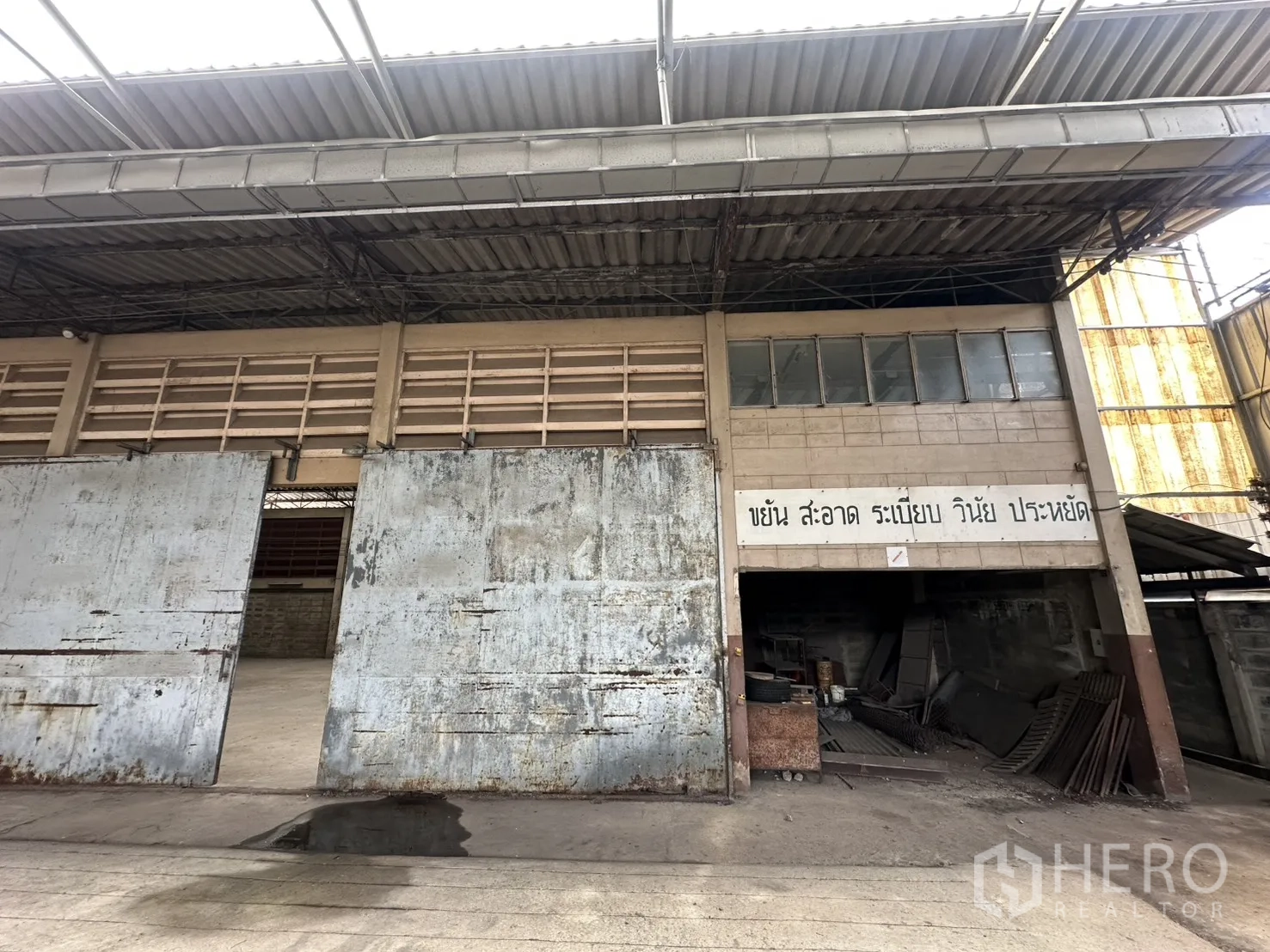 โกดัง for rent in Phra Khanong, Bangkok - ทางเข้าโกดังพร้อมประตูเหล็กบานเลื่อนขนาดใหญ่และมุมเก็บของ
