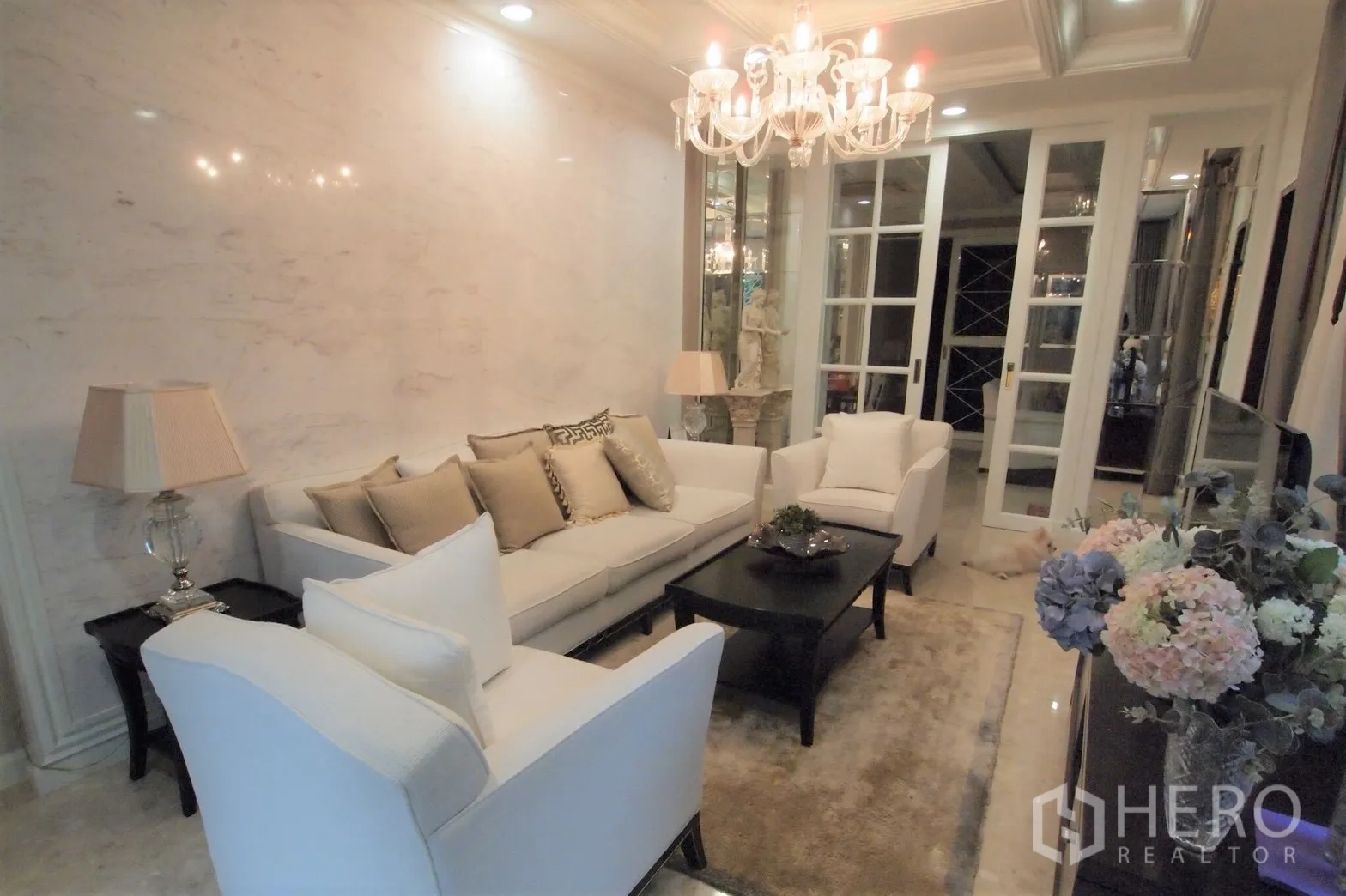 Detached House for rent or sale in Saphan Sung, Bangkok - Living room from another angle with chandelier and glass partition doors