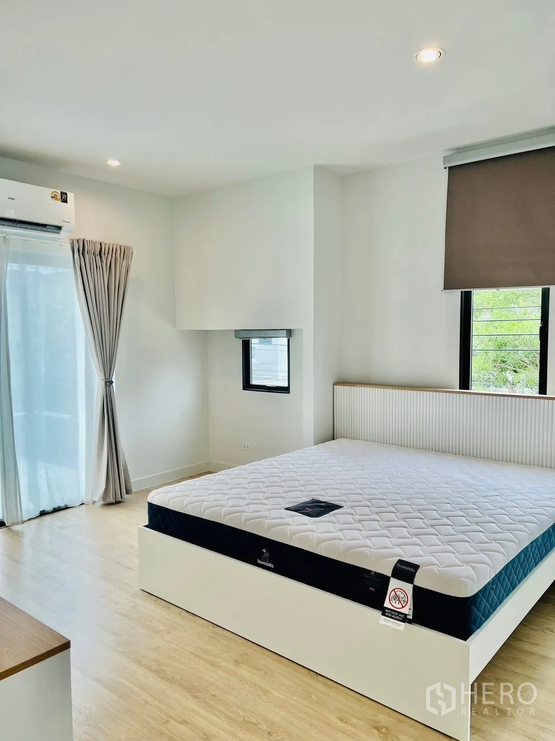 บ้าน ให้เช่าในBang Sao Thong, Samut Prakan - ห้องนอนที่สอง เตียงใหญ่ หน้าต่างหลายบาน และผ้าม่านโทนสุภาพ