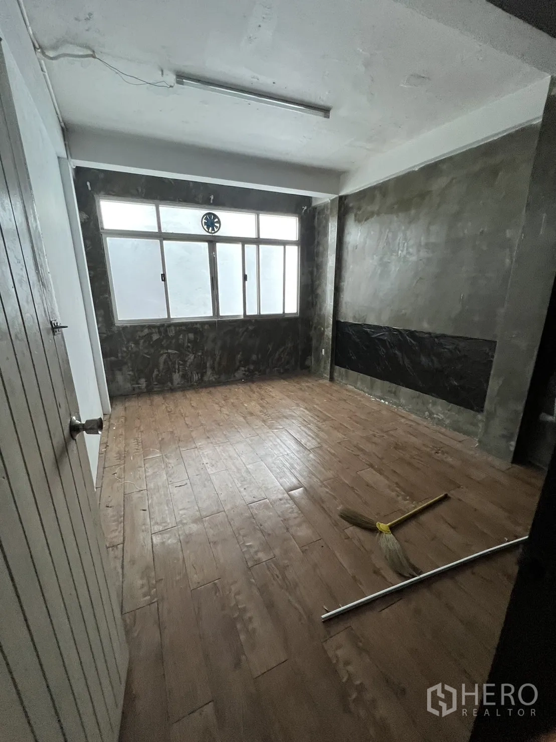 店屋 出租在Watthana, Bangkok - 另一间小房，木纹地砖和大窗。