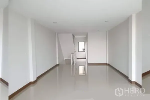 สำนักงานที่บ้าน ให้เช่าในPrawet, Bangkok - โถงโล่งกว้าง ผนังโทนสีขาว พื้นกระเบื้อง แสงธรรมชาติส่องถึง