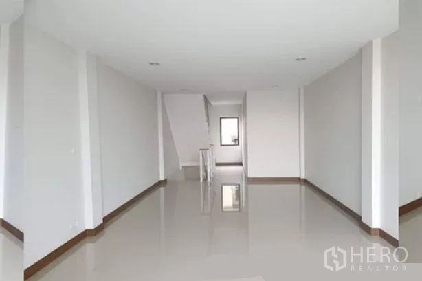 สำนักงานที่บ้าน ให้เช่าในPrawet, Bangkok - โถงโล่งกว้าง ผนังโทนสีขาว พื้นกระเบื้อง แสงธรรมชาติส่องถึง