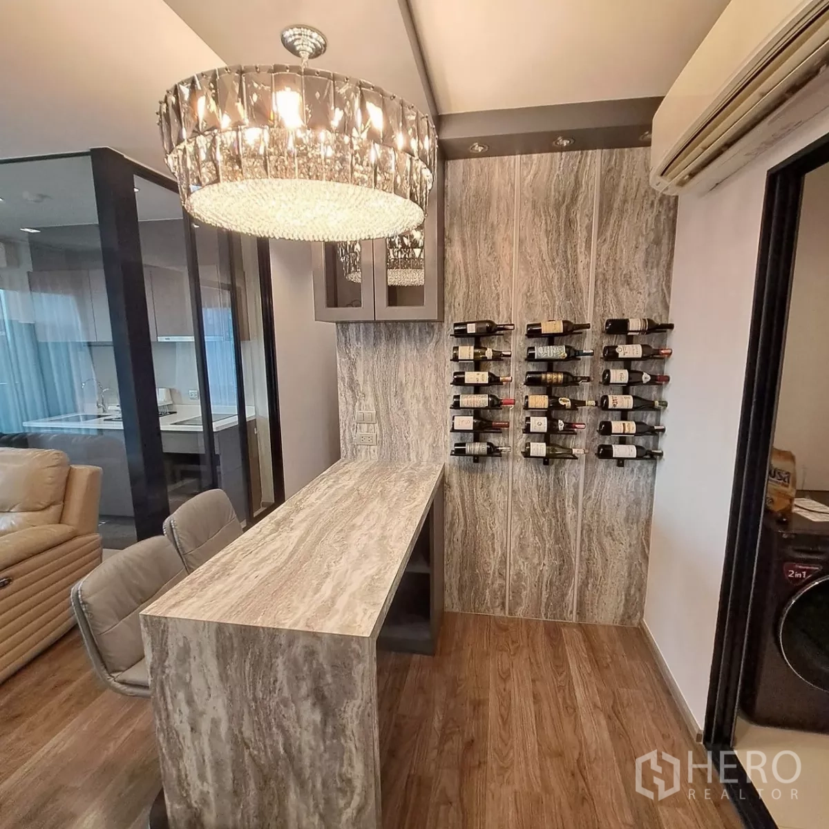 คอนโด ให้เช่าในChatuchak, Bangkok - มุมบาร์ทานอาหารหินลายพร้อมโคมไฟระย้าและชั้นวางไวน์ติดผนัง