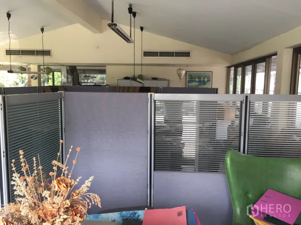 สำนักงาน ให้เช่าในWatthana, Bangkok - ภายในสำนักงานสว่าง แบ่งบูธทำงาน มีหน้าต่างบานใหญ่และไฟแขวน ในย่านทองหล่อ วัฒนา