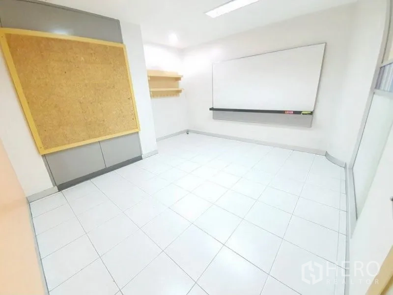 办公空间 出租在Bang Na, Bangkok - 工作区，软木公告板、置物架与白板。