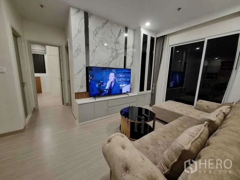 公寓 出租 - 客厅大理石背景墙，壁挂电视与茶几。