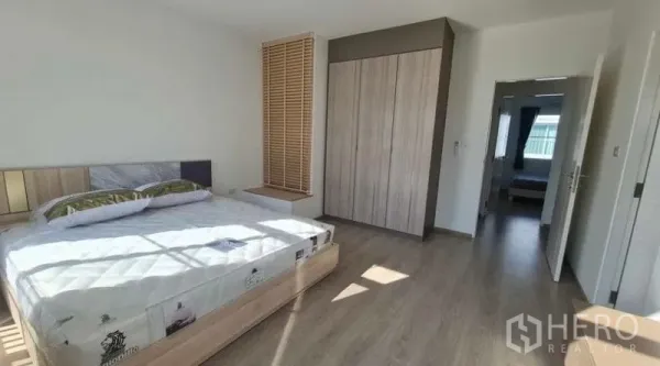 ทาวน์เฮาส์ ให้เช่าในPrawet, Bangkok - ห้องนอนใหญ่พร้อมตู้เสื้อผ้าบิวท์อิน พื้นไม้ และแสงธรรมชาติ.