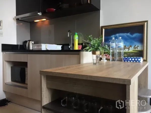 คอนโด ให้เช่าในWatthana, Bangkok - ครัวขนาดกะทัดรัด เคาน์เตอร์หินสีดำ เครื่องดูดควัน ไมโครเวฟ และเคาน์เตอร์ทานอาหารไม้