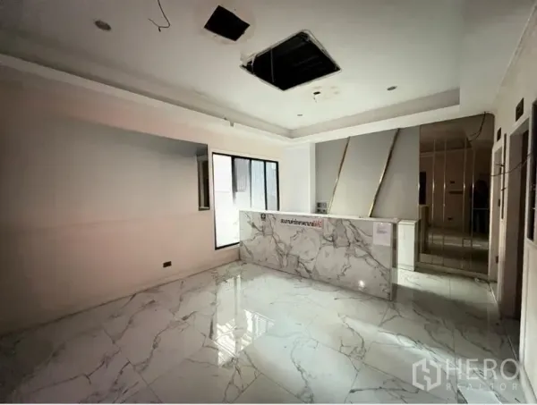 พื้นที่ขายปลีก ให้เช่าในWatthana, Bangkok - พื้นที่ต้อนรับ เคาน์เตอร์หินอ่อน หน้าต่างบานใหญ่ ฝ้าหลุมพร้อมรอปรับปรุง