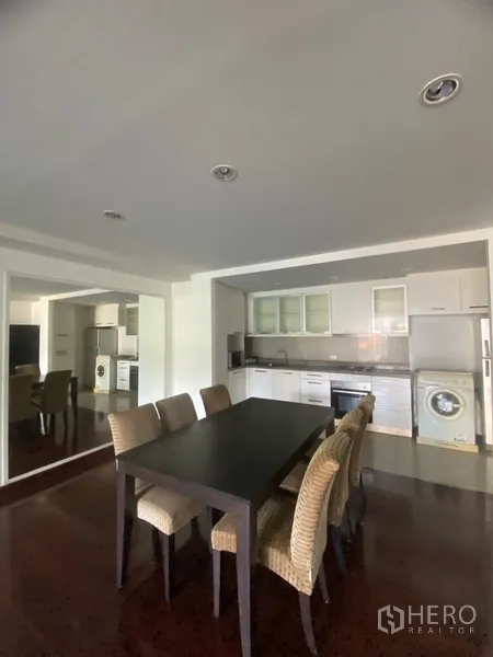 คอนโด ให้เช่าในWatthana, Bangkok - พื้นที่รับประทานอาหารและครัวสีขาว พร้อมโต๊ะหกที่นั่ง ตู้เย็นและเครื่องซักผ้า