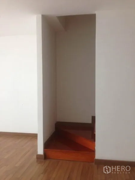 สำนักงานที่บ้าน ให้เช่าในBang Phli, Samut Prakan - บันไดในอาคาร ขั้นไม้ เชื่อมต่อแต่ละชั้น