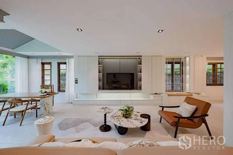 บ้าน ให้เช่าหรือขายในPhra Khanong, Bangkok - ห้องนั่งเล่นสว่าง ผนังทีวีบิวท์อิน โต๊ะหินอ่อน มองเห็นสวน
