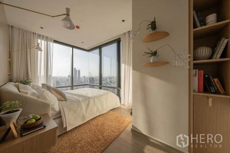 公寓 出租在Bang Rak, Bangkok - 温馨卧室，大床与环幕城市景观及壁架。