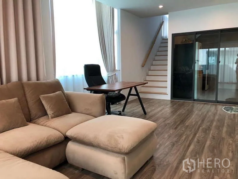 บ้าน ขายในBang Sao Thong, Samut Prakan - พื้นที่นั่งเล่นต่อเนื่องไปยังบันไดและประตูกระจกเข้าสู่ครัว