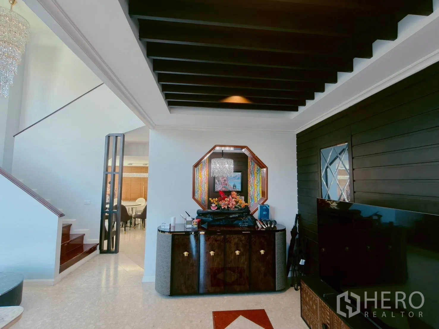 บ้าน ให้เช่าในLat Krabang, Bangkok - พื้นที่รับแขกโล่ง บันได โคมกระจกตกแต่ง และทางเข้าสู่ห้องทานอาหาร