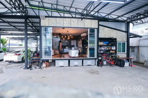 คลังสินค้า ให้เช่าในBueng Kum, Bangkok - ด้านหน้าโกดังประตูกระจกบานเลื่อนกว้าง เปิดสู่พื้นที่ออฟฟิศและชั้นเก็บของ