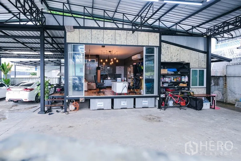 คลังสินค้า ให้เช่าในBueng Kum, Bangkok - ด้านหน้าโกดังประตูกระจกบานเลื่อนกว้าง เปิดสู่พื้นที่ออฟฟิศและชั้นเก็บของ