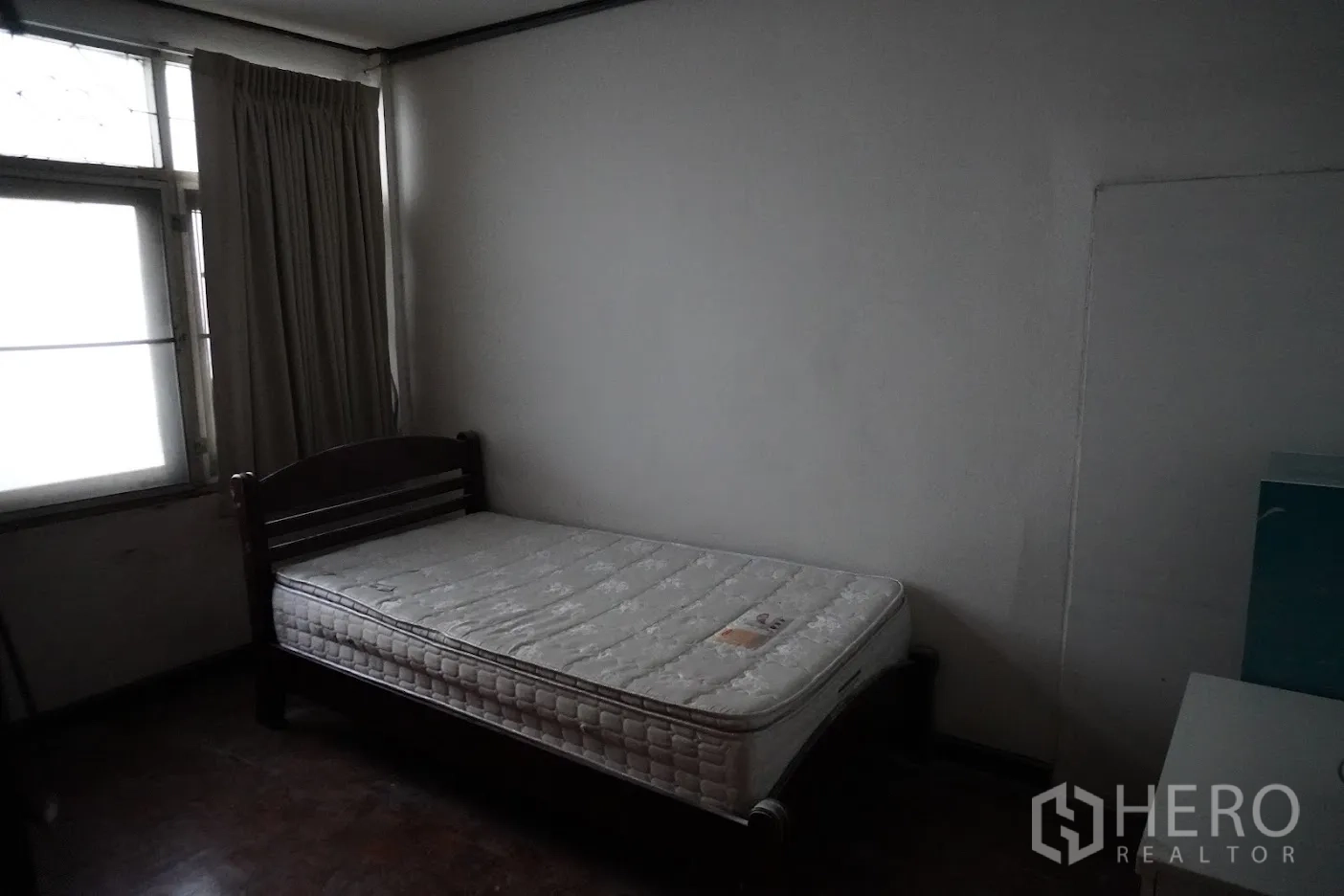 อาคารพาณิชย์ ให้เช่าในWatthana, Bangkok - ห้องนอนขนาดกะทัดรัด เตียงเดี่ยว หน้าต่างพร้อมผ้าม่าน