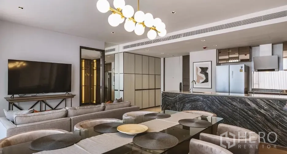 คอนโด ให้เช่าในWatthana, Bangkok - โซนรับประทานอาหารและนั่งเล่น โคมไฟโมเดิร์น และเคาน์เตอร์หิน