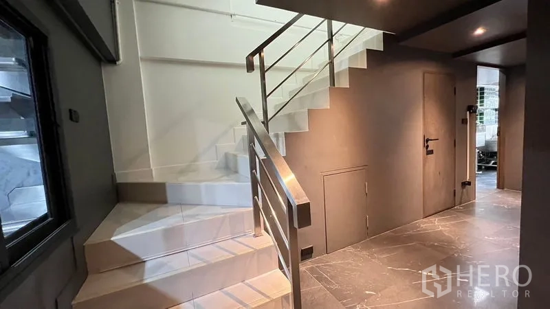 อาคารพาณิชย์ ให้เช่า - โถงบันไดราวสเตนเลส พร้อมห้องเก็บของใต้บันไดโทนเทา