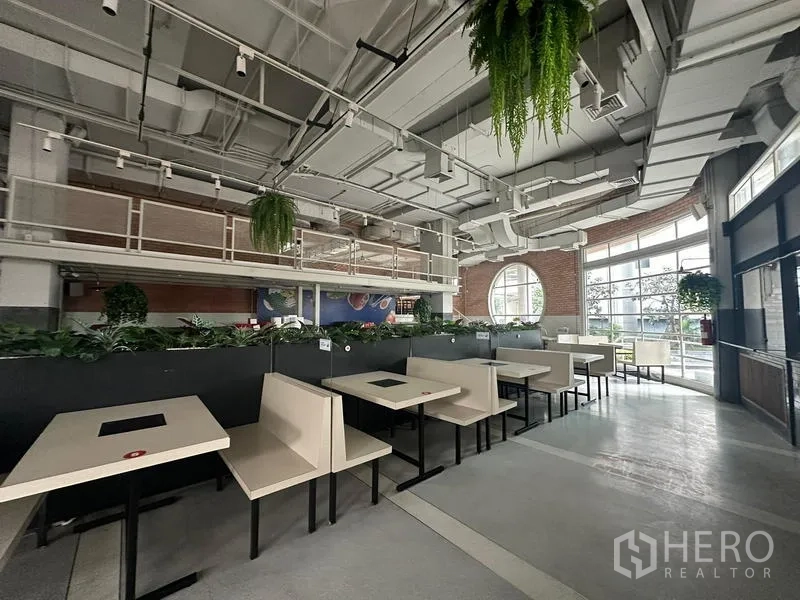 零售空间 出租在Watthana, Bangkok - 卡座区配种植槽和垂吊绿植，挑高空间。