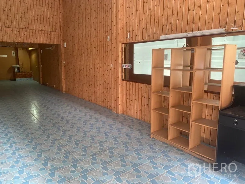 อาคารพาณิชย์ ให้เช่าในWatthana, Bangkok - พื้นที่ร้านชั้นล่างแบบเปิดโล่ง ผนังลายไม้ พื้นกระเบื้องลายฟ้า พร้อมชั้นวางของ