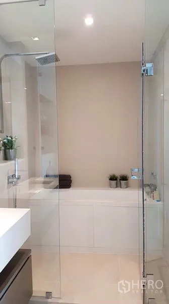 คอนโด ให้เช่าในKhlong San, Bangkok - ห้องน้ำสไตล์ร่วมสมัย ตู้อาบน้ำกระจก เรนชาวเวอร์ และอ่างอาบน้ำ