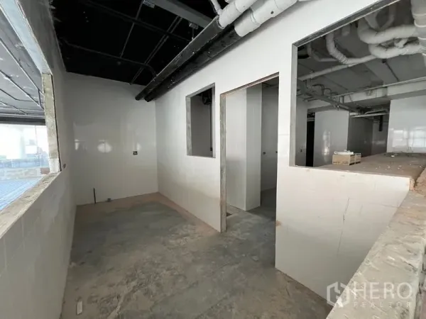 零售空间 出租在Watthana, Bangkok - 后场瓷砖墙面与服务窗口，管线预留可设置厨房。